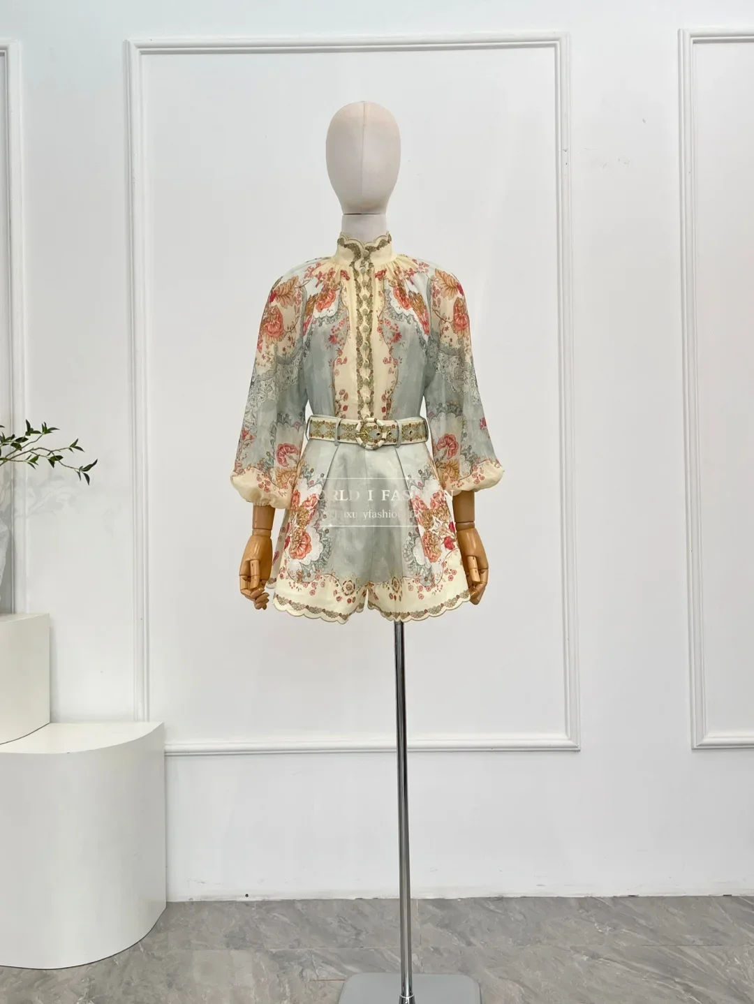 مجموعة بلوزات وسروال قصير الأكمام بأكمام طويلة وطبعة زهور خضراء على الموضة الجديدة لعام 2025