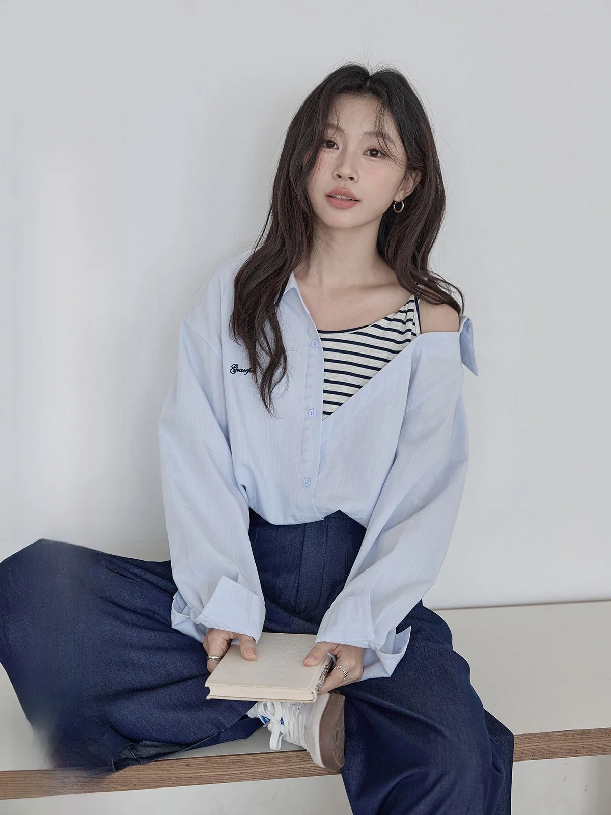 

Синяя лоскутная блузка с открытыми плечами и длинными рукавами, женская повседневная свободная рубашка с эффектом двухслойности, новинка зимы HUIXI