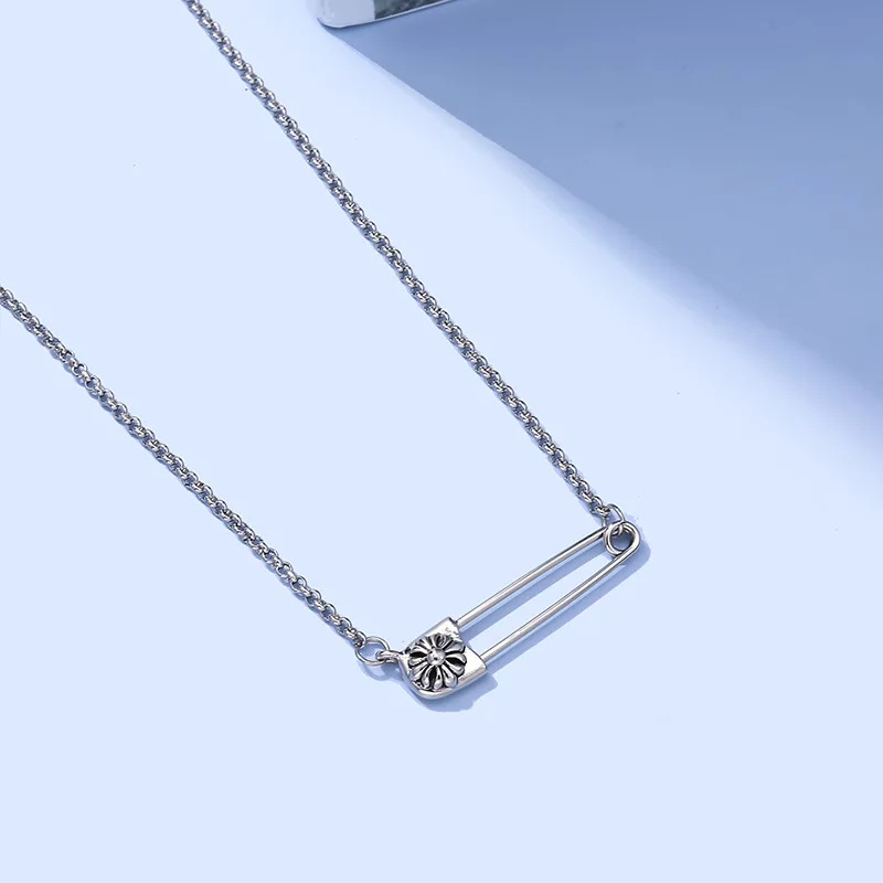 Collar de pin creativo de nicho femenino, cadena de clavícula de diseño simple de alta gama, collar de pin de seguridad con personalidad de viento frío