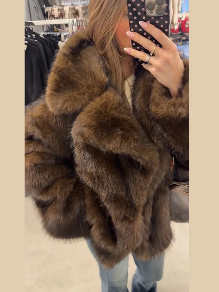 معاطف نسائية عصرية من الفرو الصناعي لشتاء 2025 سترات نسائية جديدة بأكمام طويلة سترات دافئة سميكة ملابس خارجية للسيدات غير رسمية شارع العليا