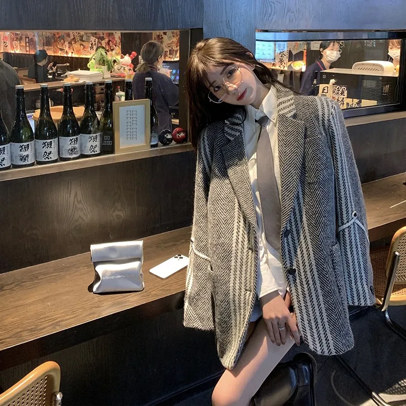 

KKK Studio Women's Thiened Winter Woolen Suit Jaet ay Striped Korean Sle Commute Long Sve Straight Cut Coat