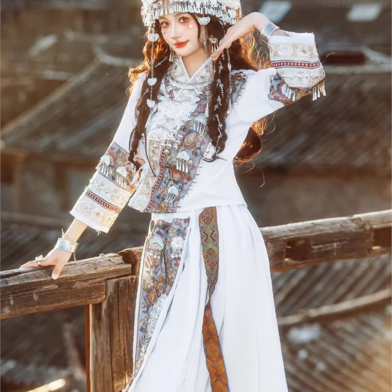 

New simple and white ethnic clothing photography