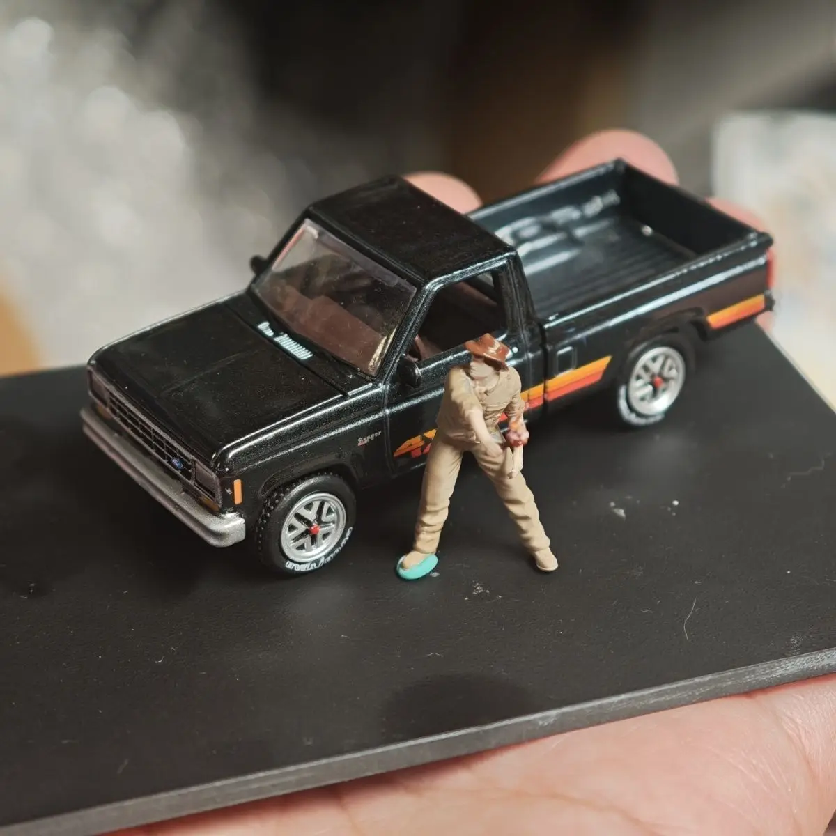 تمثال ثابت 1/64 يمكنك صنعه بنفسك من الراتنج المرسوم يدويًا في الهواء الطلق لمستكشف الغابات نموذج مشهد السيارة