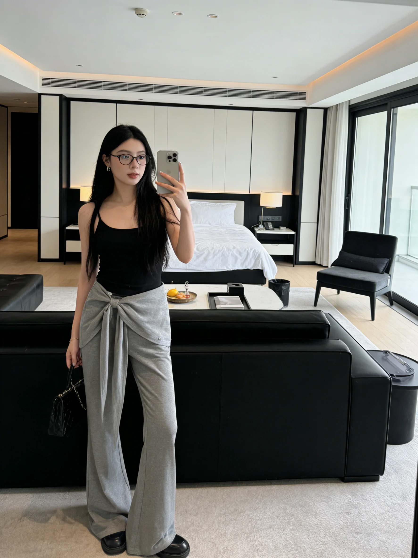 

Новые модные женские брюки-клеш 2026 года: комфортные, драпирующиеся, с высокой талией, свободного кроя, визуально стройнящие, темно-серые, приятные к коже.