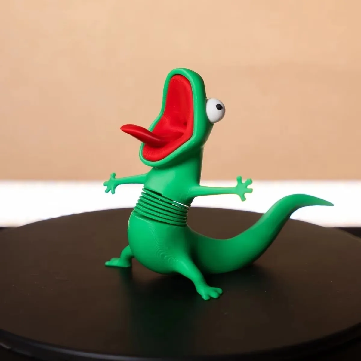 Figura decorativa con el meme del lagarto verde Tom, divertida figura abstracta de lagarto en moto, adorno para escritorio de of