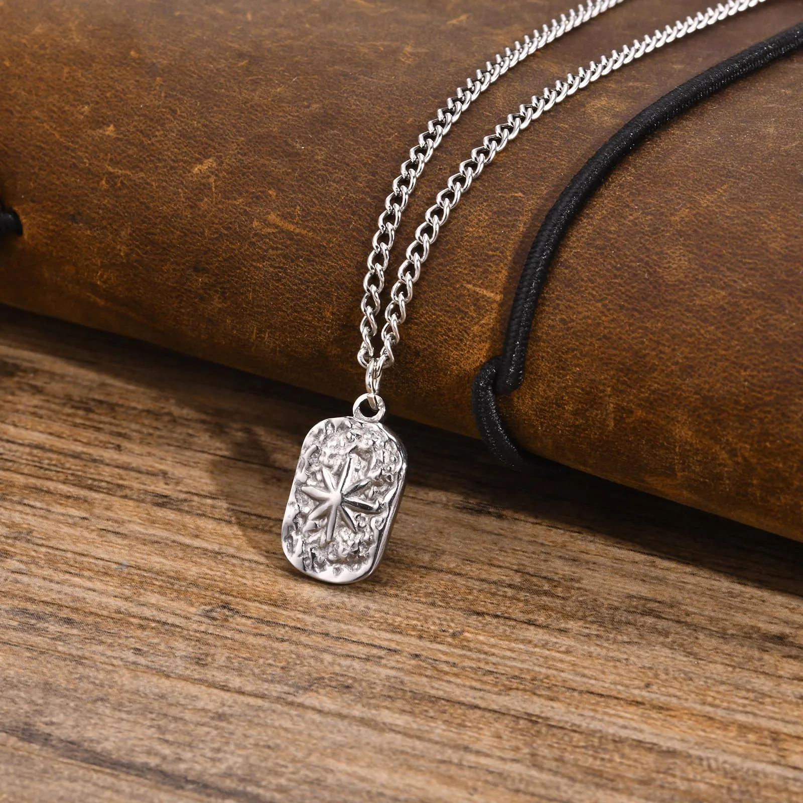 Herren-Erkennungsmarken-Halsketten, stilvolles Halsband mit acht Punkten aus gehämmertem Edelstahl, Geburtstagsfeier-Geschenke für Ihn – Detail 3