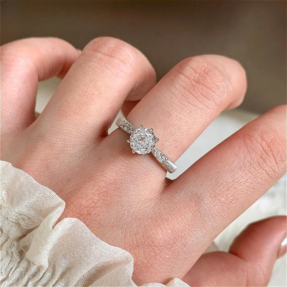 Exquisite 925 sterling silver millennium rose ring, fashionably paired with camellia-shaped diamonds. Ladies' ring