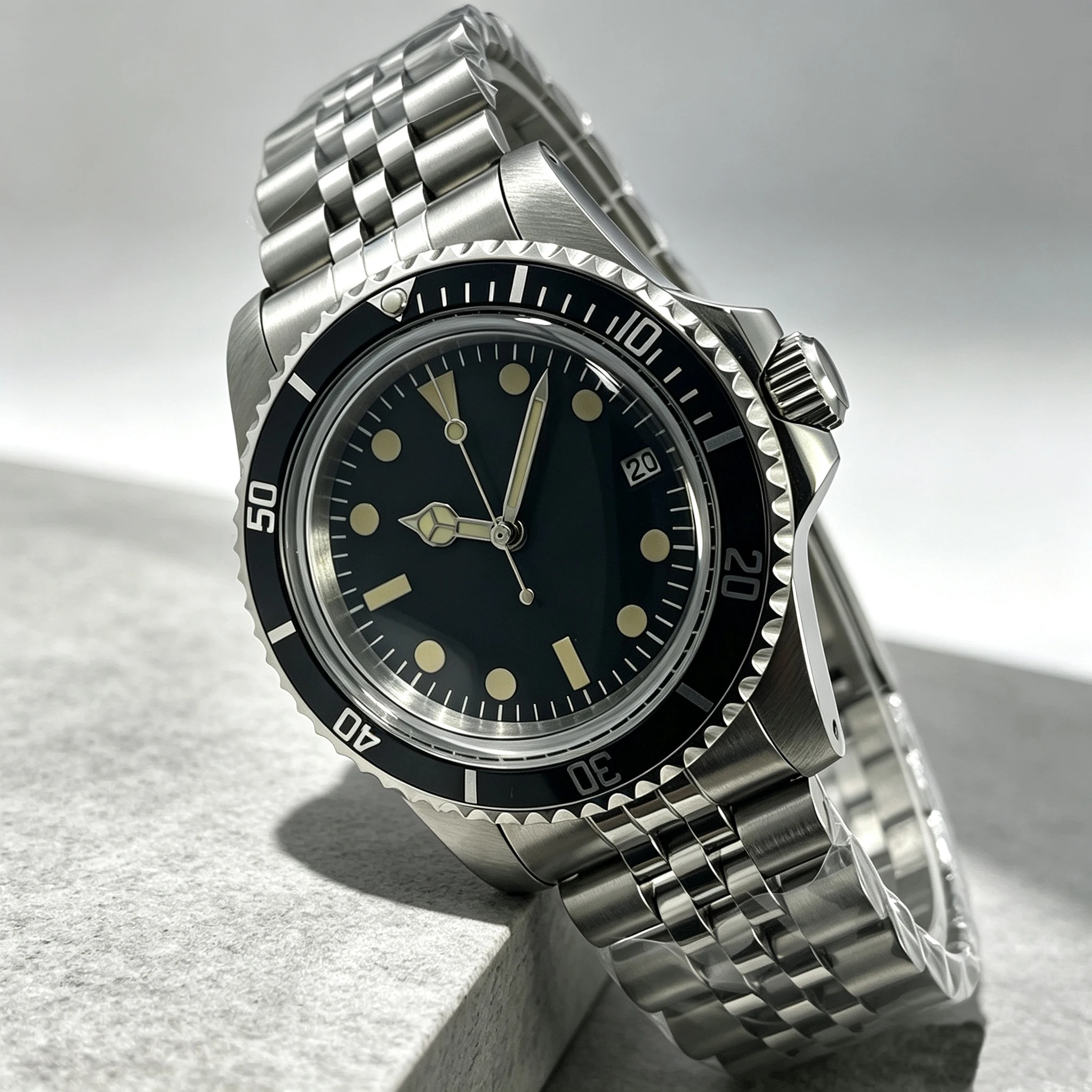 The New 39.5mm Retro Iuxury Diving Watch Features The Chinese NH35 Automatic Winding Movement, With Iuminous Calendar and the wa