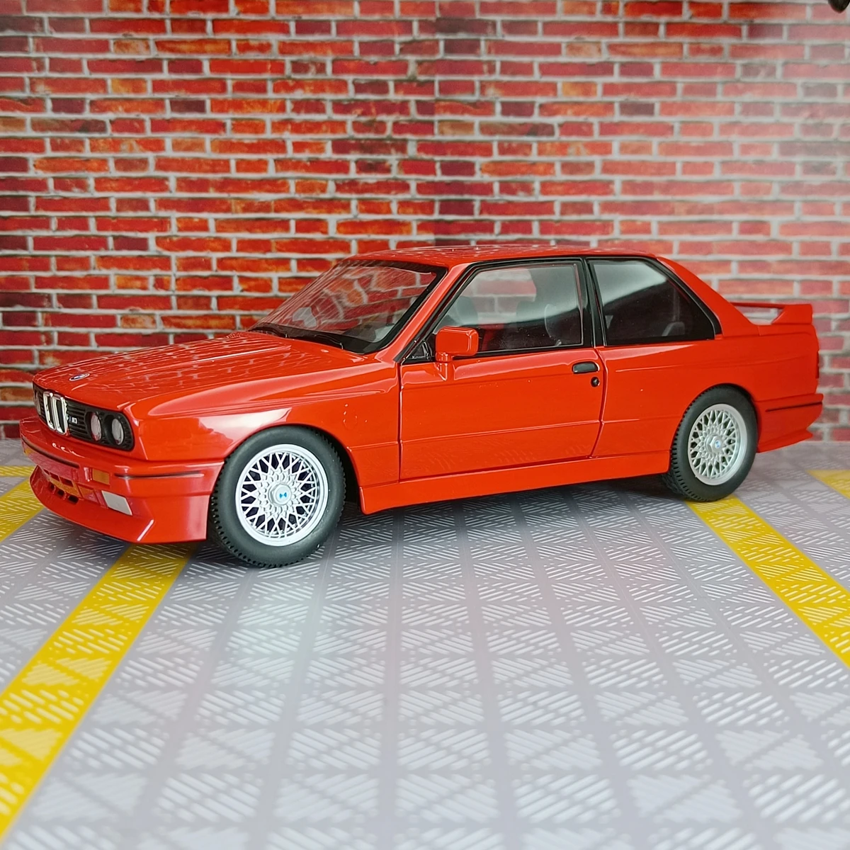 1:24 BMW M3 E30 1988 portas de modelo de carro em liga metálica e capô dianteiro e porta do porta-malas também podem ser abertas tem funções de som e iluminação