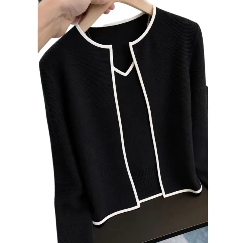 This Two-piece Set of Unique Super Good-looking Tops Exudes Sense Sophistication New Autumn Design with A Niche Elegant Cardigan