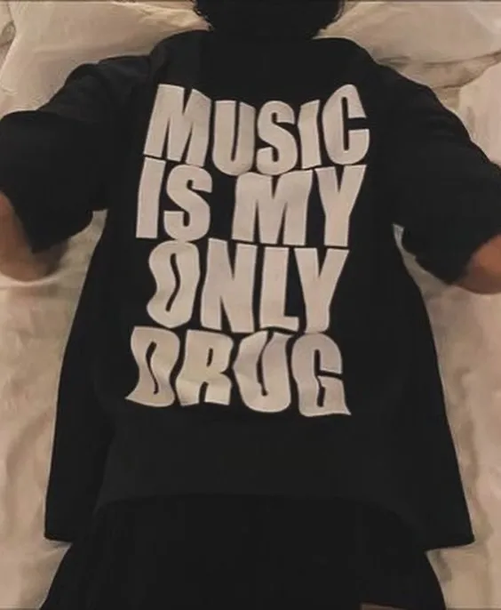 camiseta-masculina-estampada-'music-is-my-only-drug'-divertida-de-manga-curta-algodao-verao-2026-estilo-streetwear-solto-e-moderno