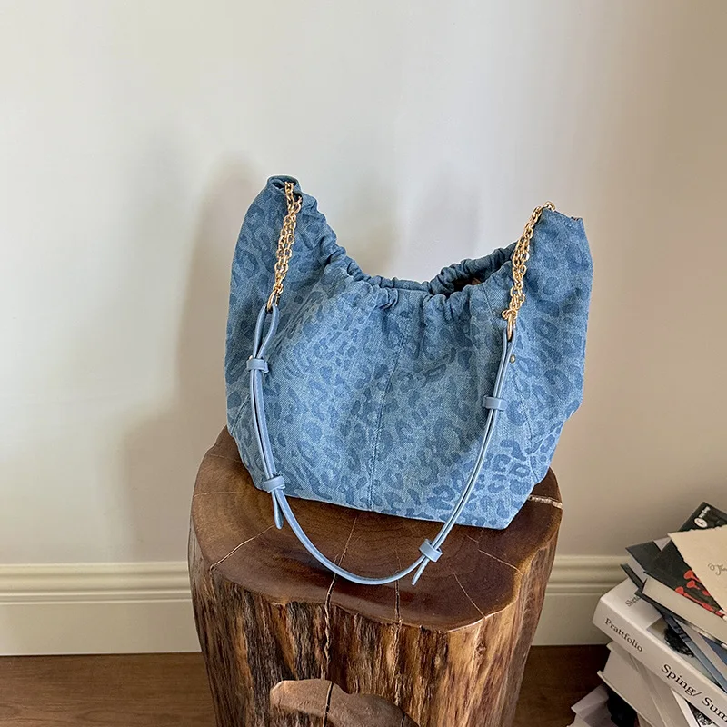 

Vintage Large-capacity Casual Leopard-patterned Denim Fabric Shoulder Bag for Women Hot Girl Commuting Chain Tote Bag 2026 New