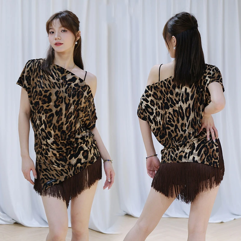 

2026 Платье для латиноамериканских танцев для женщин, леопардовое, с одним открытым плечом, с короткими рукавами, свободный топ для латиноамериканских танцев, тренировочная одежда, платье для латиноамериканских танцев DQS22824