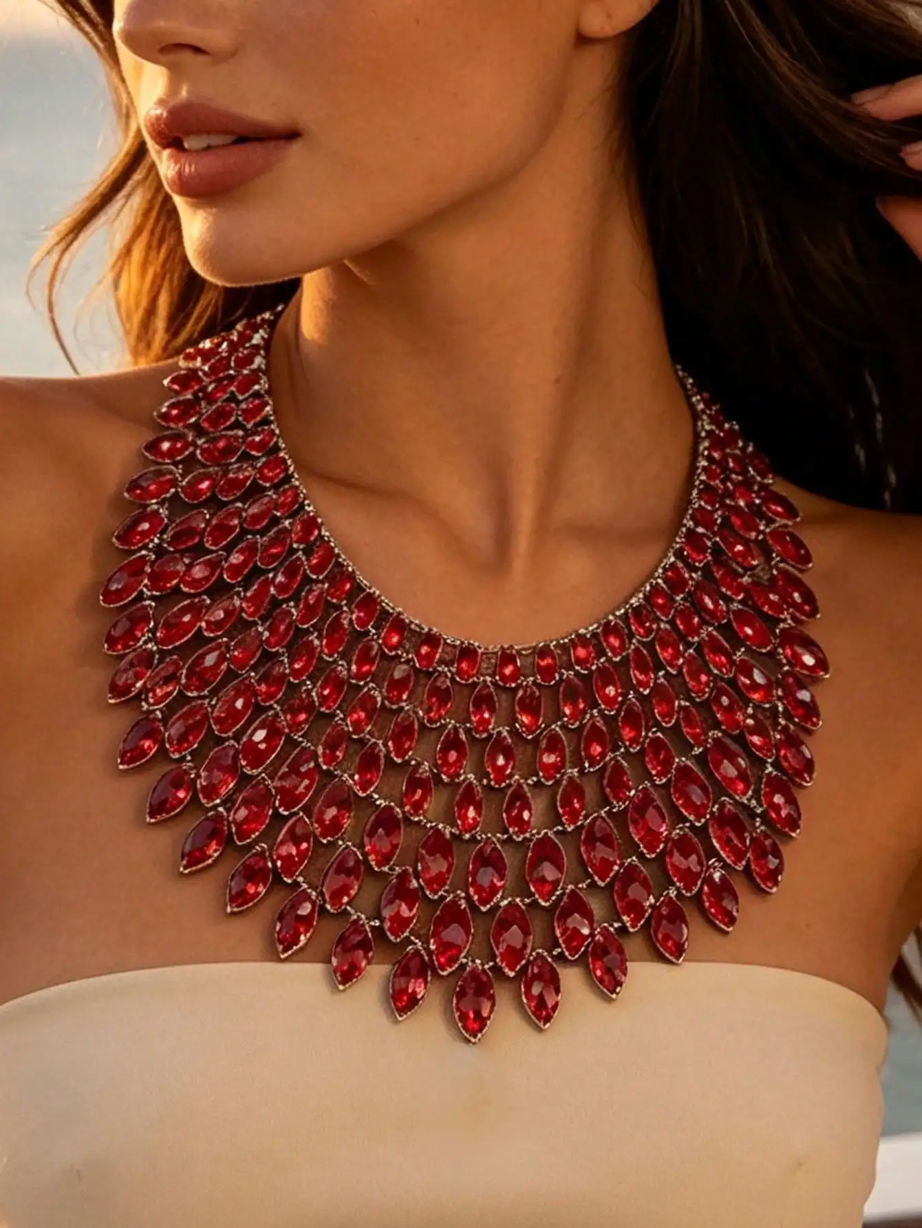Glamouröse, mehrfarbige Kristall-Halskette, auffälliges Statement-Accessoire für Damen, geeignet für Cocktailpartys, Hochzeiten und besondere Anlässe. – Detail 2