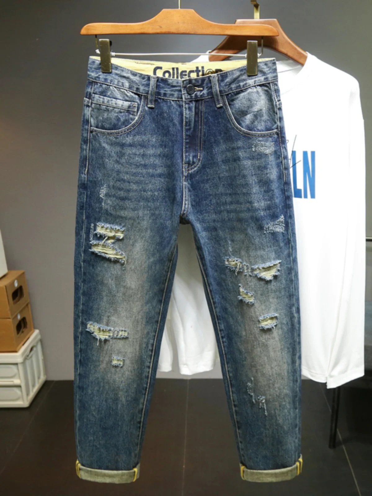 

Мужские джинсы премиум-класса: модные свободные прямые брюки-харланы с эффектом потертости, повседневные длинные брюки, осенне-зимняя новинка с эффектом дырчатой отделки