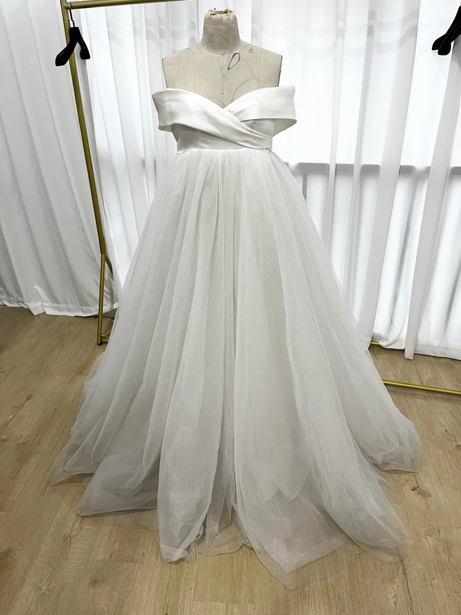 Cloverbridal Goedkope Waardige Echte Video Off Shoulder Satijn Tule A-Lijn Ivoor Vestido De Novia Vloerlengte Robe De Mariée Zd52