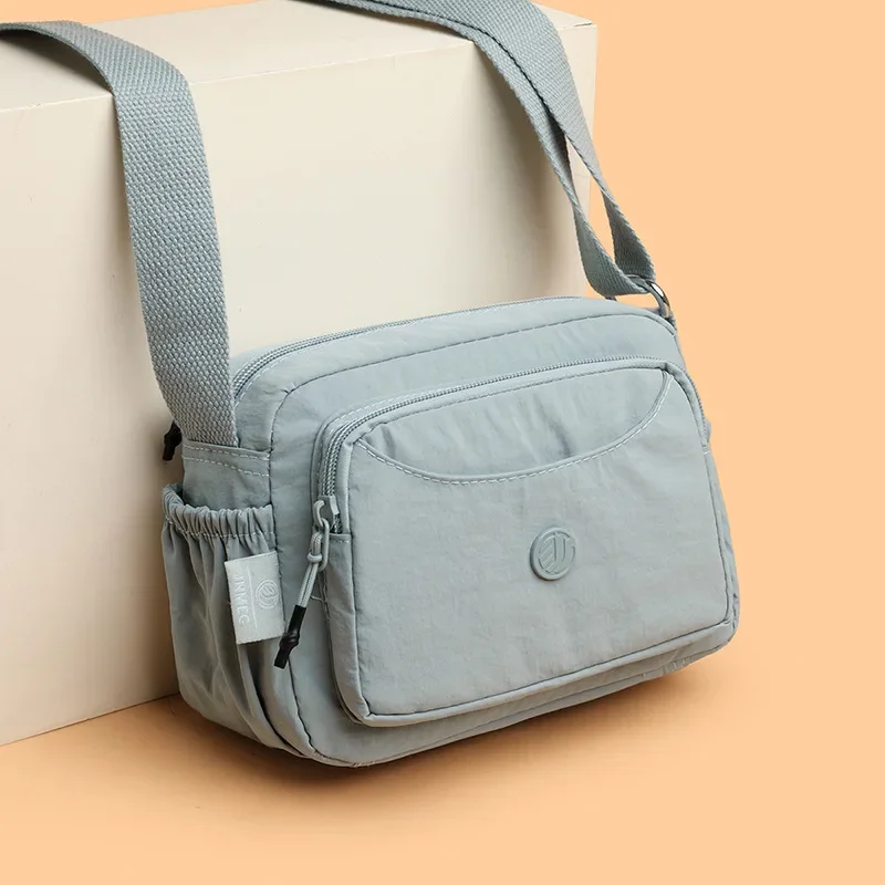 Leichte Nylon-Umhängetasche mit verstellbarem breitem Riemen, mehrschichtige Handtasche, Schultertasche, Messenger-Tasche für Damen im Alltag – Detail 2