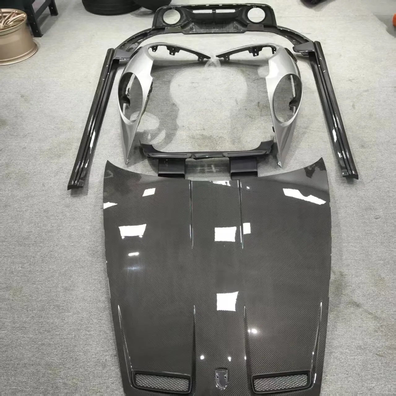 apply to 992.1 Turbo Tegyat dry carbon fiber kit with color changing film on the surface, machine cover, and car cover