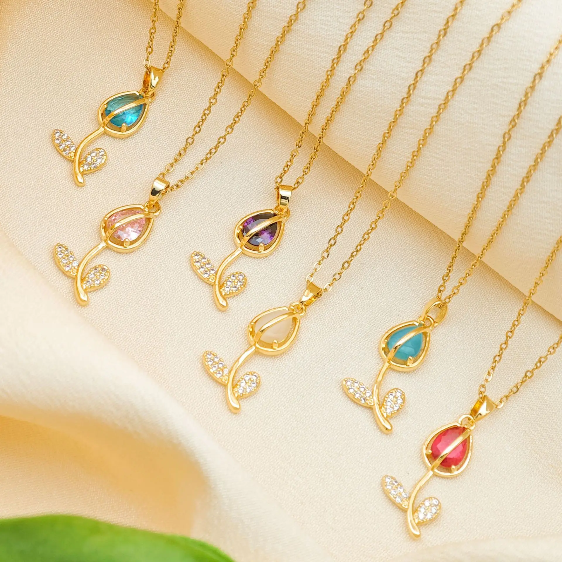 

Women Opal Tulip Pendant Necklace High-End Gold Color Tarnish-Resistant Titanium Steel Necklace