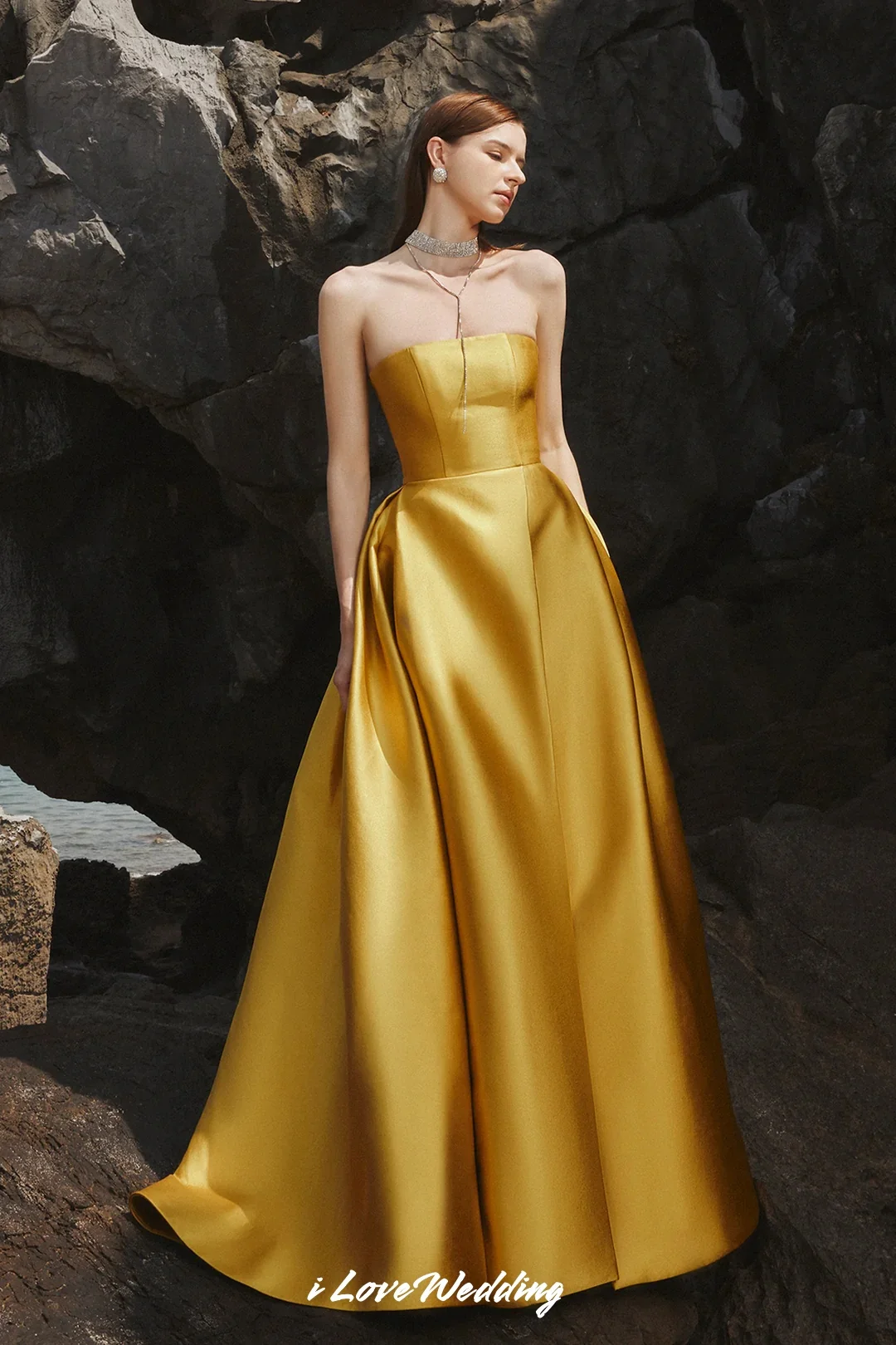 Złote suknie wieczorowe bez ramiączek 2025 satynowe bez rękawów, bez pleców, linia A, plisowane, rozcięcie do podłogi, sukienka dla gościa weselnego dostosowane