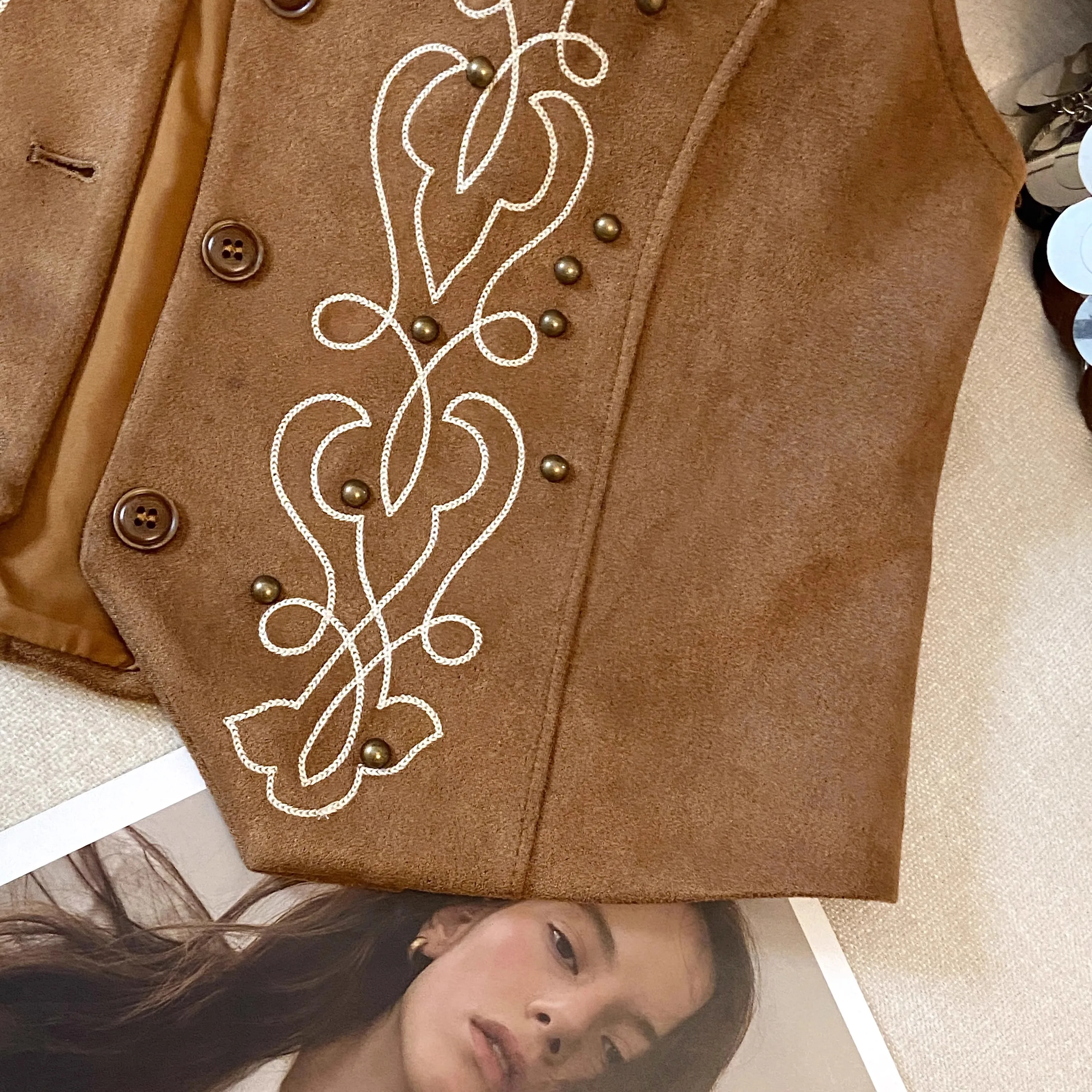 Chaleco de Mujer Estilo Urbano, Vintage, Marrón, Tejido, Bordado, con Remaches, Estilo Viajero, Cárdigan Abierto, Informal, Elegante