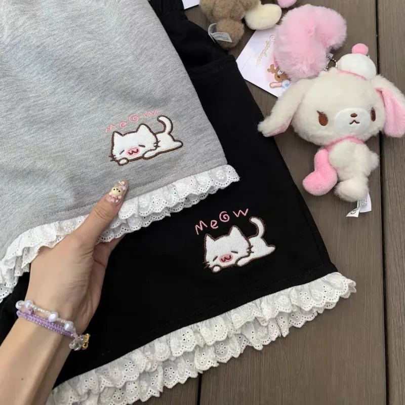 การ์ตูนญี่ปุ่นแมวเย็บปักถักร้อย Lotus Leaf Edge กางเกงขาสั้นฤดูร้อนเอวยางยืดกางเกงขาสั้นขากว้าง Pantalones Cortos De Mujer