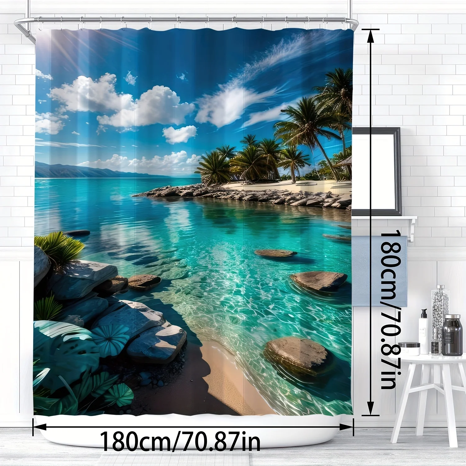 エレガントなトロピカルビーチシーンの防水シャワーカーテン – リラックスと楽園をイメージした雰囲気を演出します。
