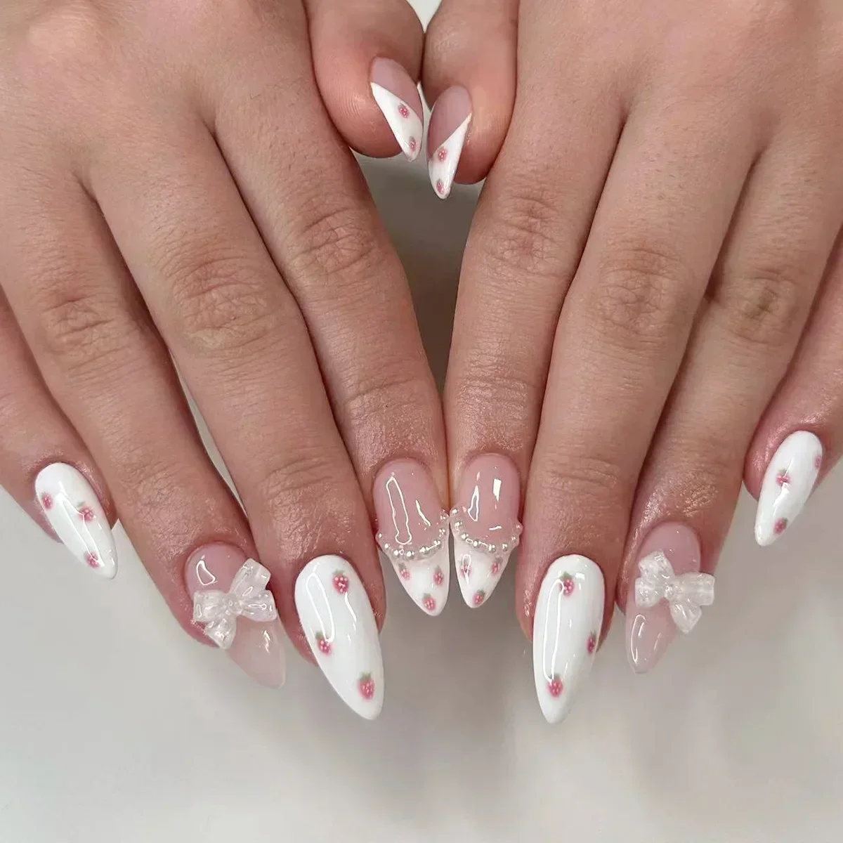 24 pçs amêndoa unhas falsas morangos bonitos com design francês simples branco wearable unhas falsas decoração imprensa em dicas de unhas arte