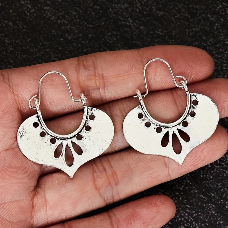 Huitan Bohemia Hollow Heart Dangle Earrings for Women Antique Silver Color Vintage Female Love Drop Earrings Ethnic Jewelry Gift