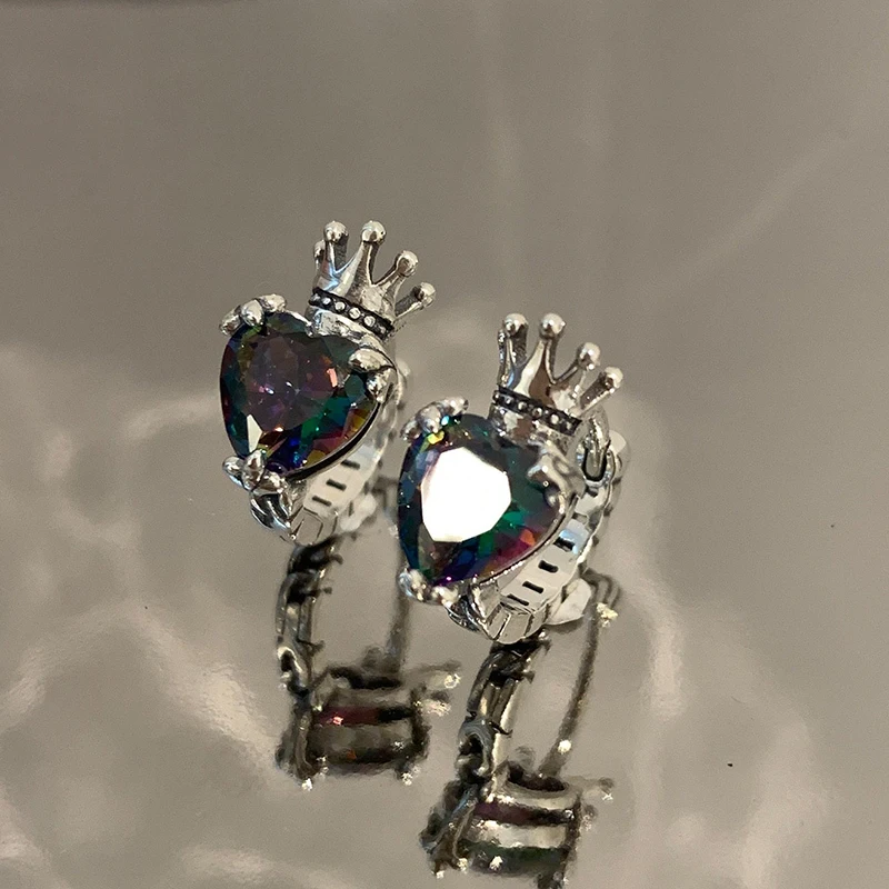 Huitan Modische Kronen-Ohrringe mit farbigem Herz, Zirkonia, schicke Creolen für Damen, Statement-Accessoires, Trend-Schmuck