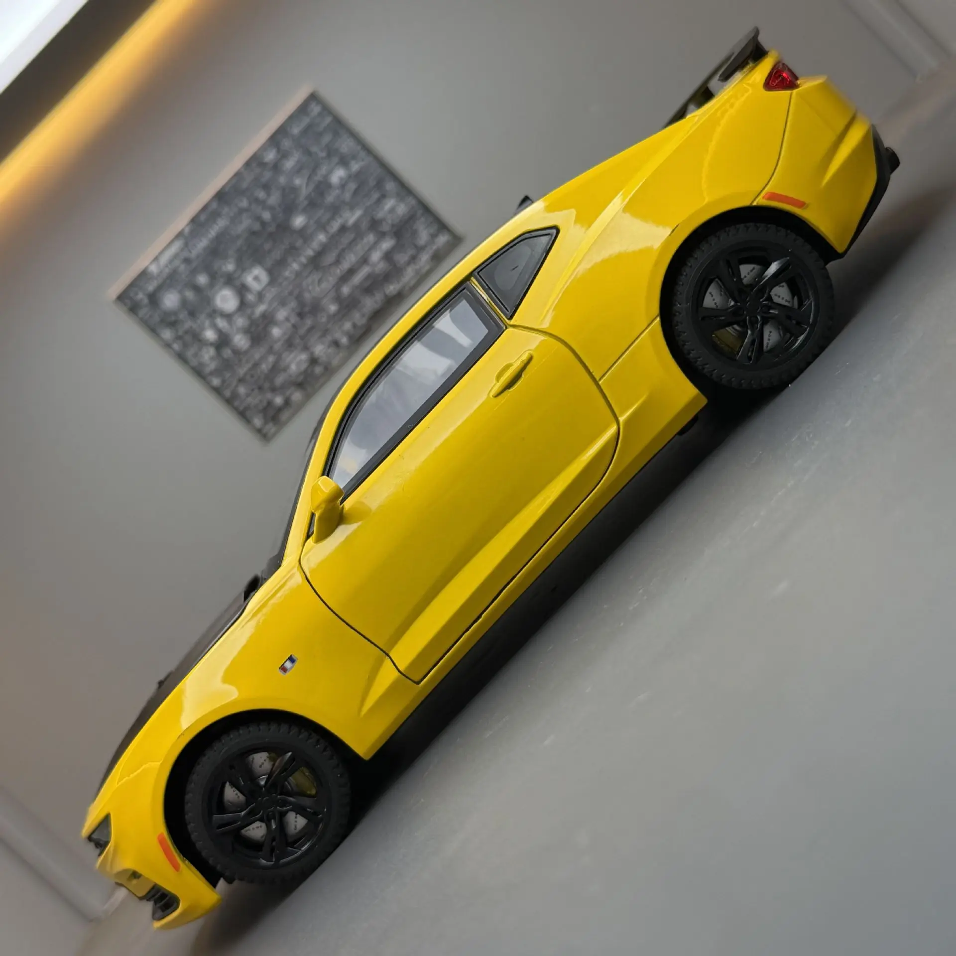 

1:24 Camaro 2023 Alloy sports car simulation car model ornament sound and light boy toy car gift