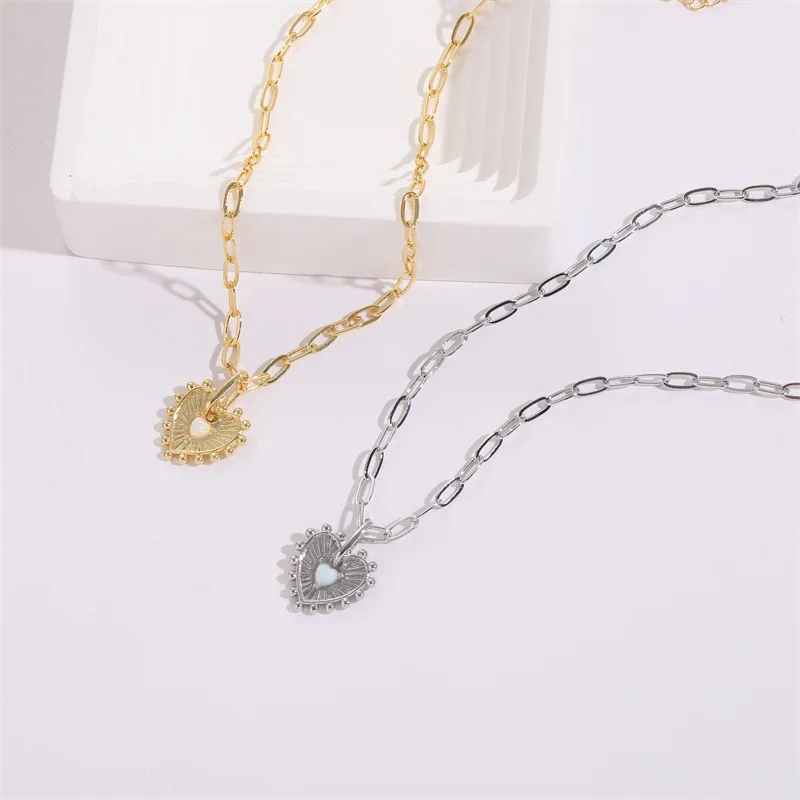 

2023 New Fashion Women Vintage Heart Opal Inlaid Pendant Paper Clips Chain Necklace Women Ins Heart Clavicle Chain Necklace