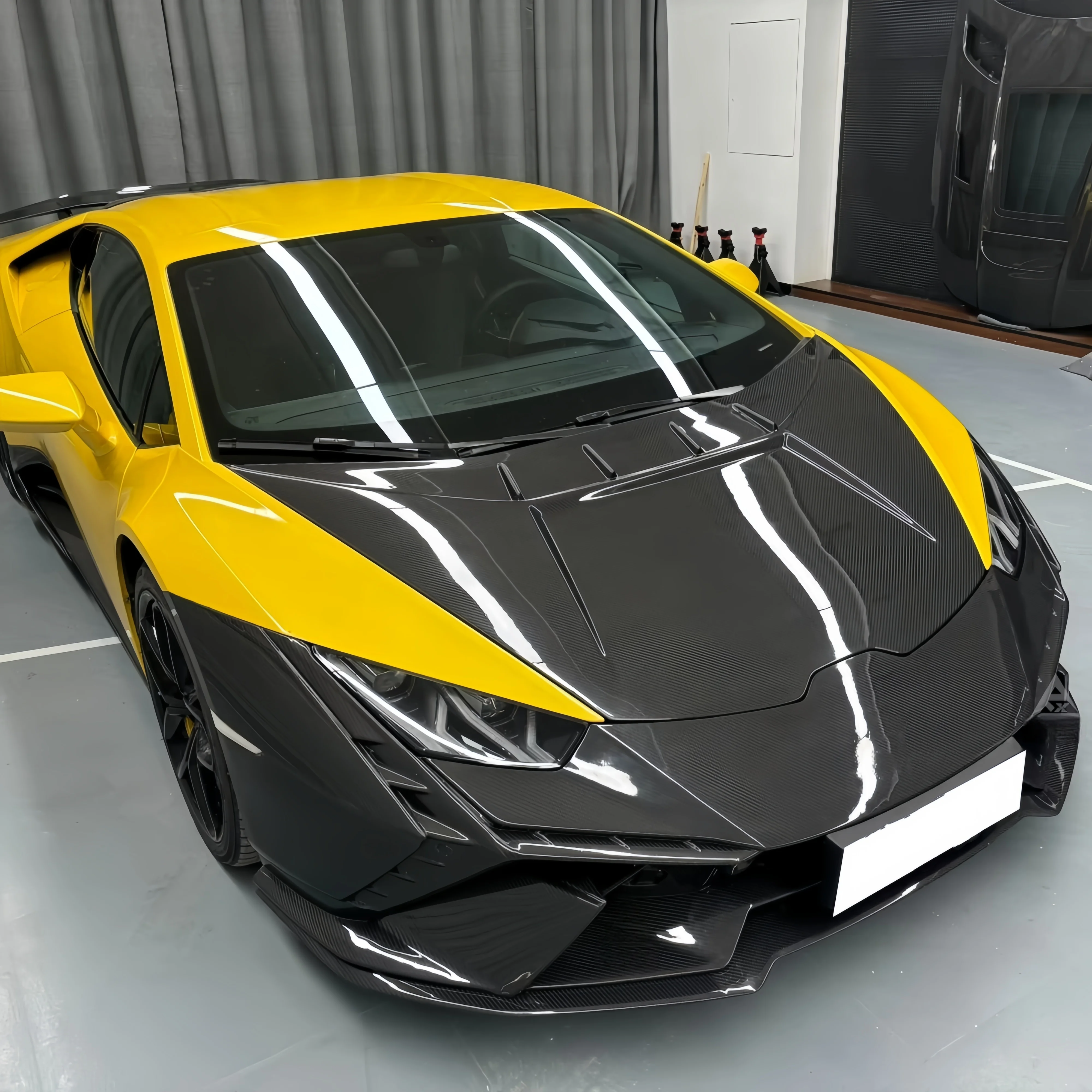 

T Style Dry Carbon Fiber Engine Cover, Suitable for 2014-2018 Lamborghini LP580 LP610