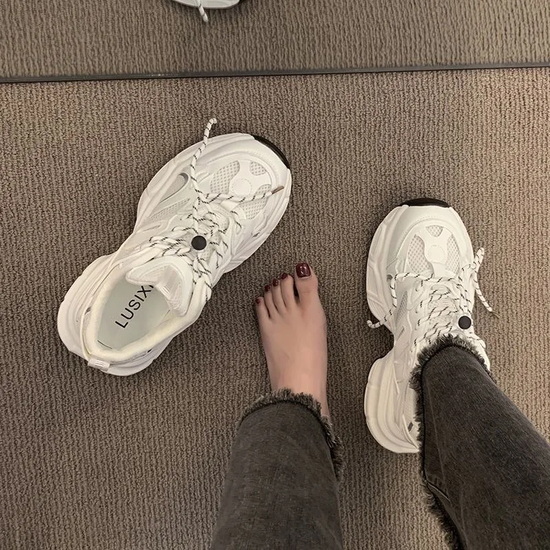 أحذية أبيض جديدة لخريف 2025 للنساء، زيادة الطول الطويل، قاع سميك، أحذية رياضية كلاسيكية على شكل كعكة الصنوبر