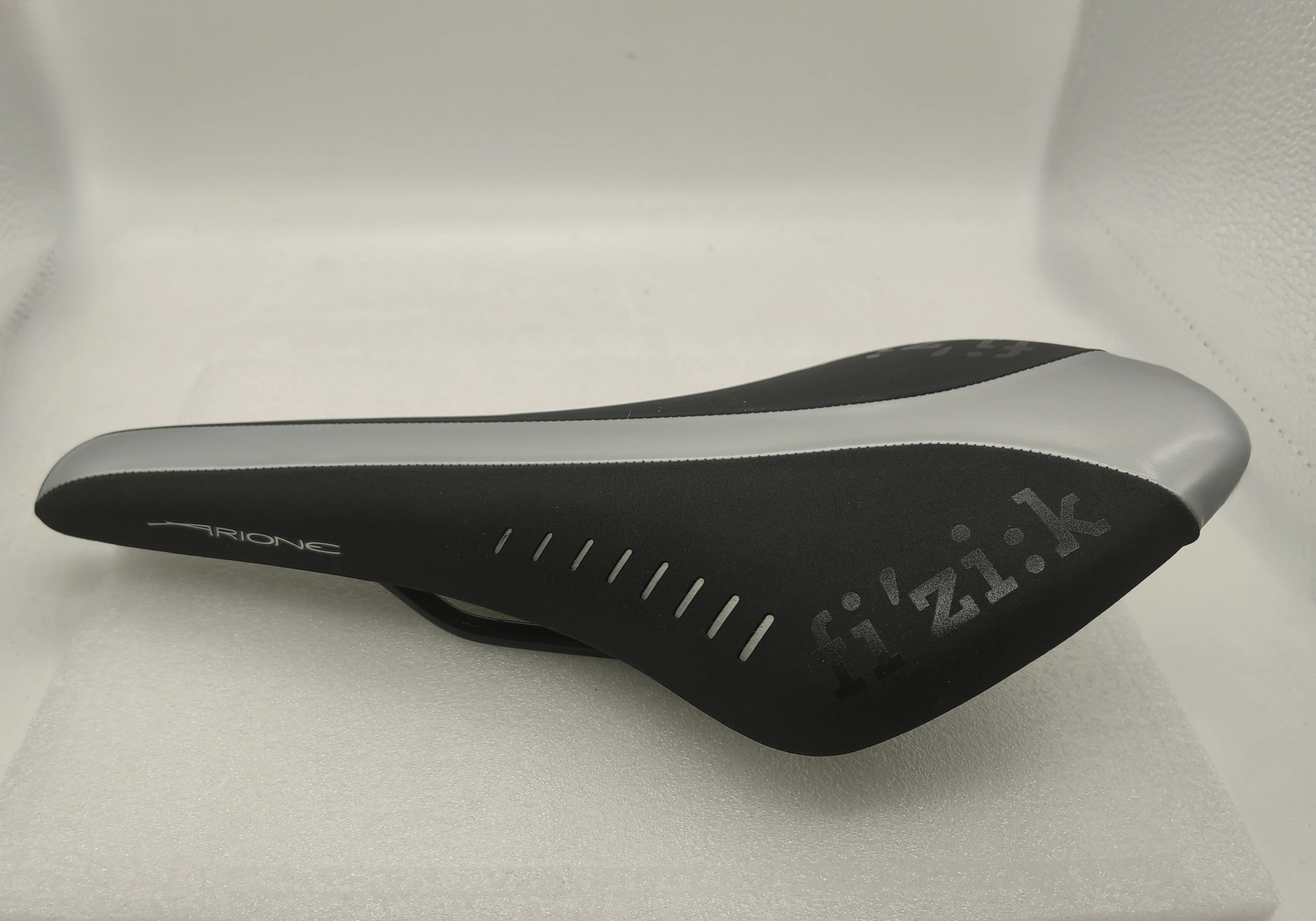 Fizik Arione CX Snitch Cushion Road Bike Saddle Carbon Fiber