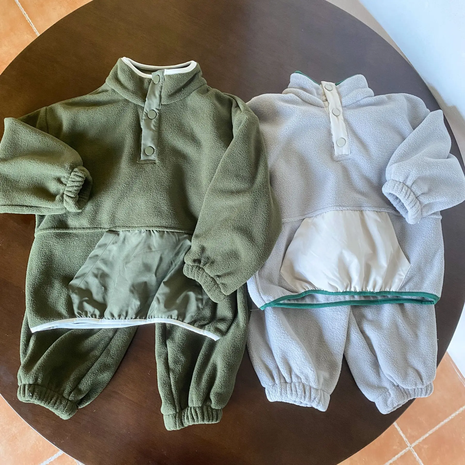 6766 بدلة أطفال من الصوف القطبي لخريف وشتاء 2025 بدلة رياضية للأولاد بالإضافة إلى سترة مخملية + بنطلون بدلة ترفيهية للفتيات مكونة من قطعتين