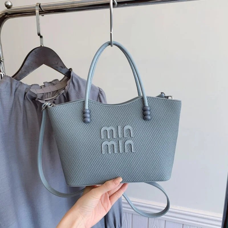 حقيبة يد نسائية فاخرة مصنوعة من الجلد الناعم، كاجوال باريس، عصري، أنيق، مظهر يومي ​