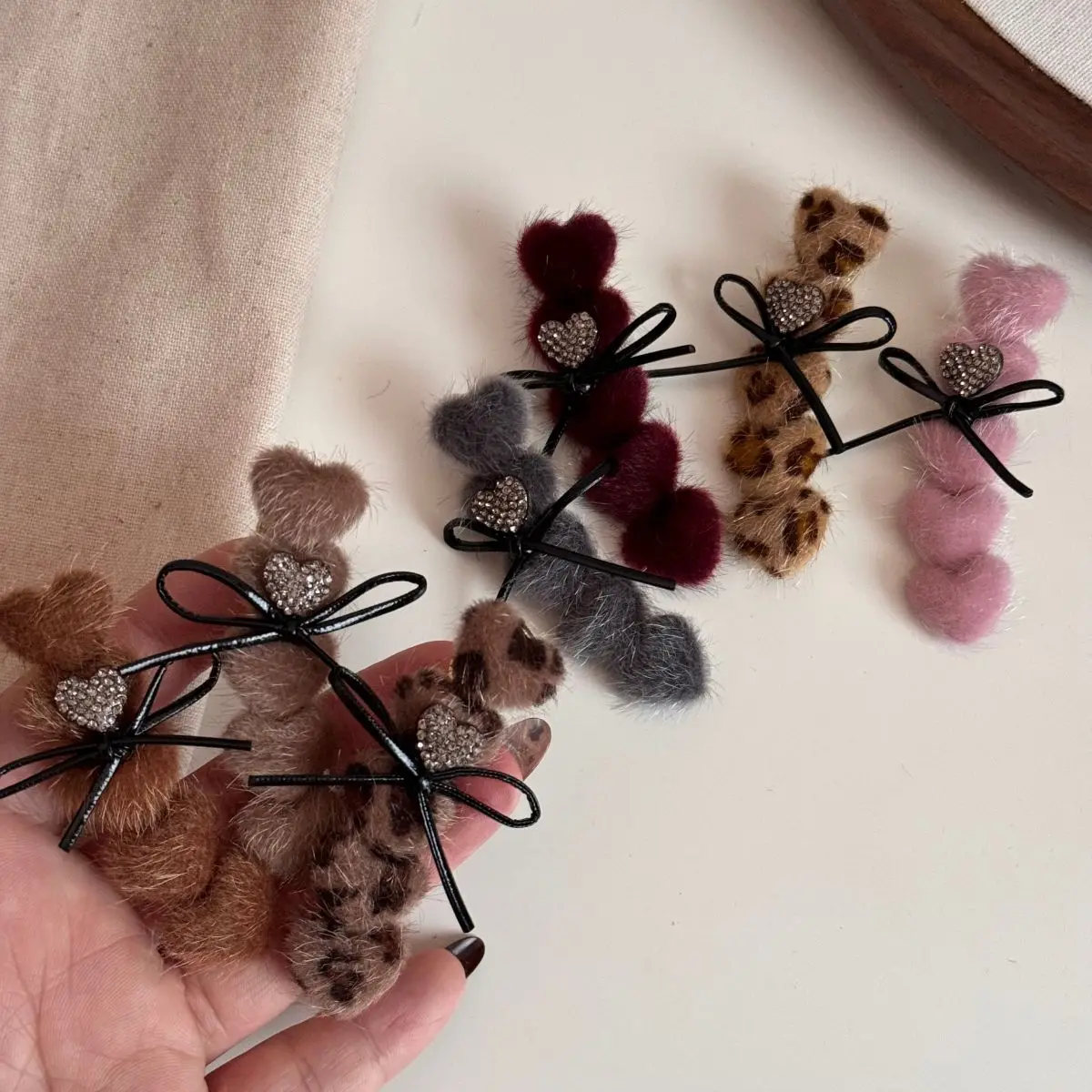 

Заколка для волос «Сердце» на осень-зиму, плюшевая, со стразами, в виде банта, для причесок, закрепления челки и непослушных волос, стильные аксессуары