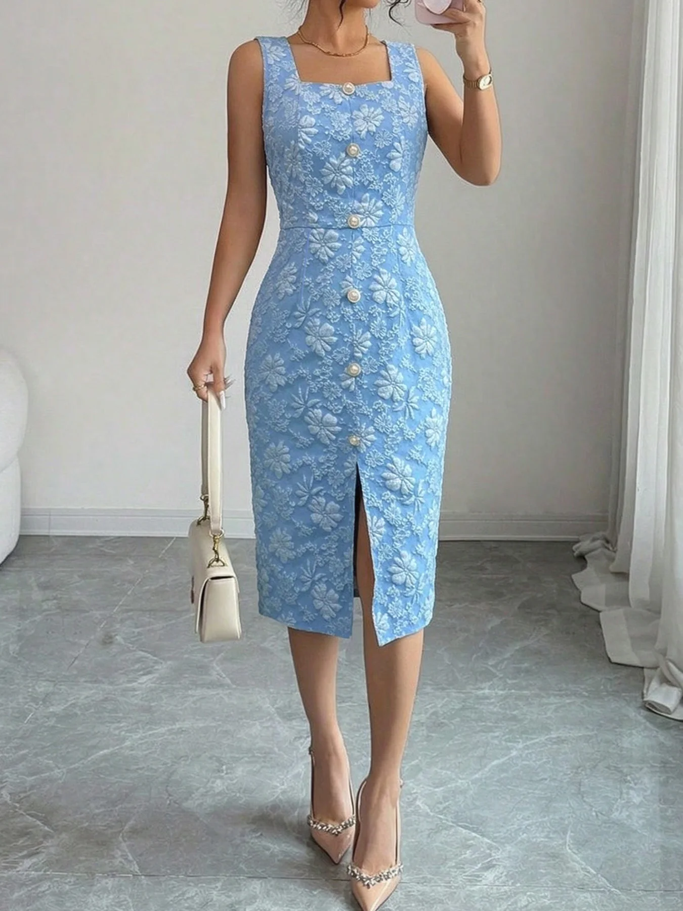 Damen-Midirock mit quadratischem Ausschnitt und einreihiger Knopfleiste aus Jacquard; ärmelloses, figurbetontes Kleid mit Schlitz und Hüftbetonung. – Detail 8