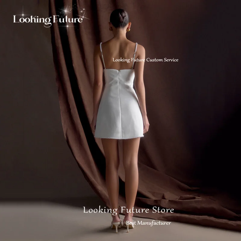 Schlichtes Satin-Mini-Hochzeitskleid, A-Linie, sexy, trägerlos, Spaghettiträger, Falten, Perlen, Elfenbein, rückenfrei, mit Reißverschluss, individuell gestaltet