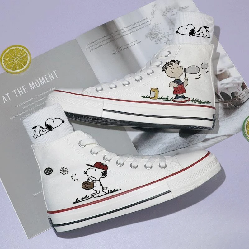 Trendy, versatile, creative and personalized Snoopy Charlie Brown anime character canvas shoes, cute kawaii cartoon sneakers