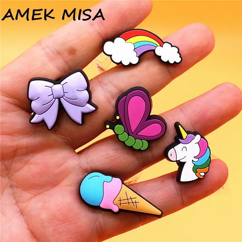 Dijes de PVC de unicornio arcoíris para zapatos, decoraciones de alfileres de mariposa, helado, accesorios de hebilla de diseñador, 1 piezas