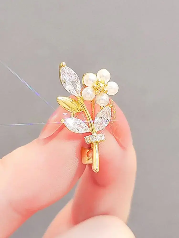 2024 New Small Mini Temperament Leaf Flower Crystal Pearl Brooches for Women Rhinestone Anti Slip Buckle Pin Suit Jewelry