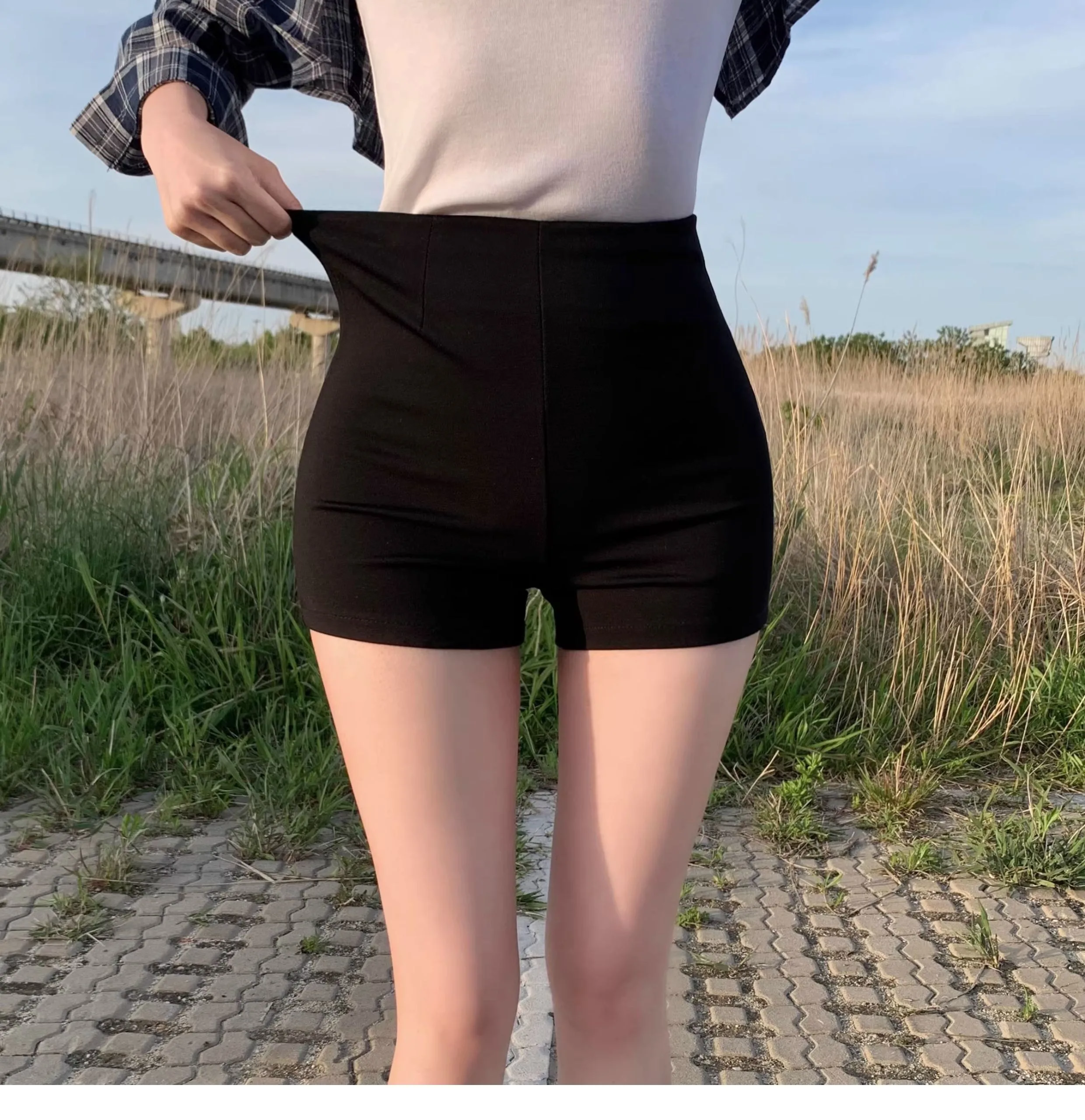 2026 Hochgeschnittene, schmal geschnittene schwarze elastische Shorts für Damen – vielseitige figurbetonte Straight-Leg 3-Punkte-Hotpants für Mädchengruppen – Detail 2