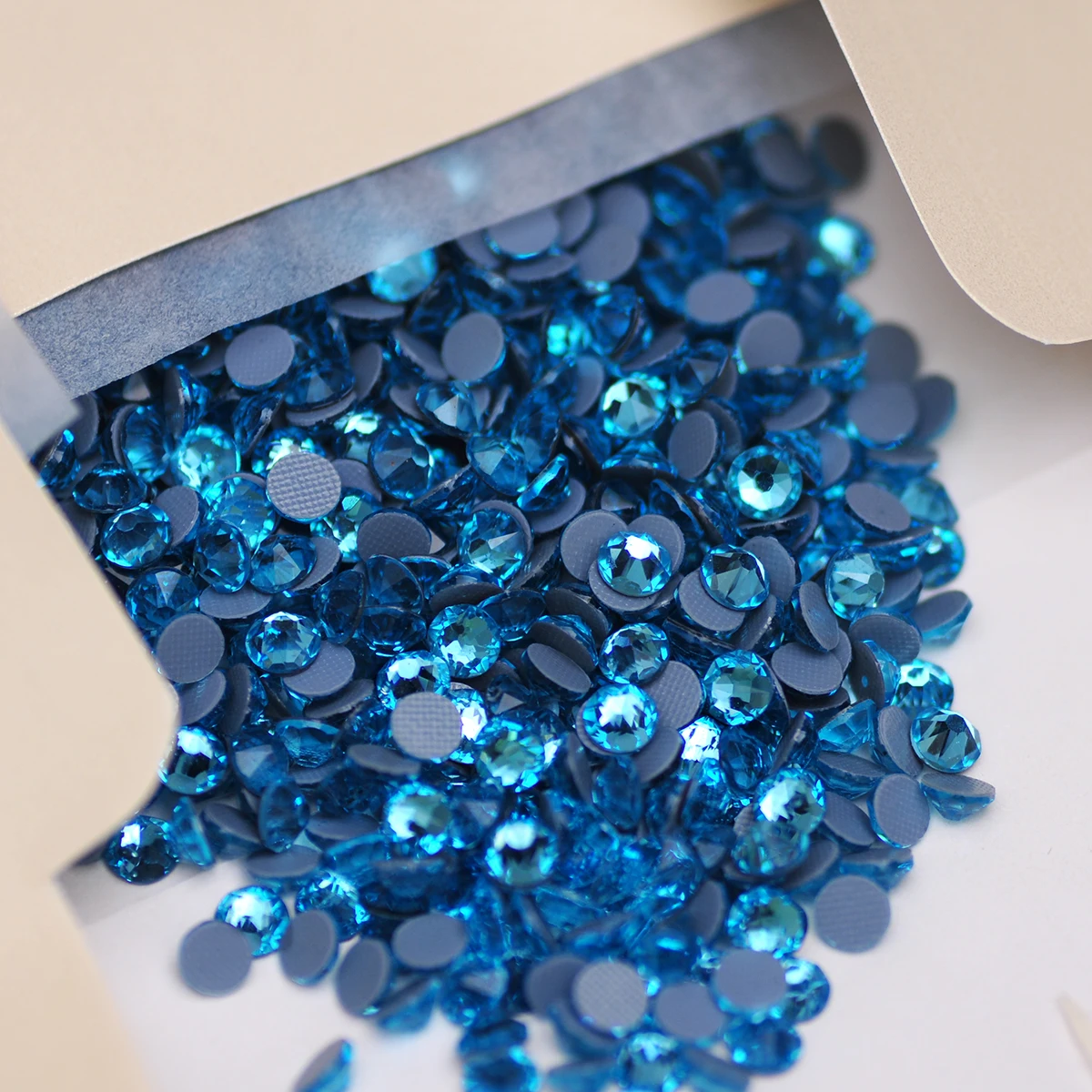 Strass en cristal Best Brilliance Xirius 16 facettes Aquamarine à dos plat thermocollant pour vêtements et tenues de sport