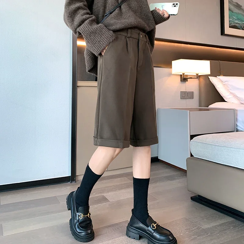 

Maillard woolen shorts for women in autumn/winter 2024, a high waist, straight leg, effect and wide legs. Bottom boots and pants