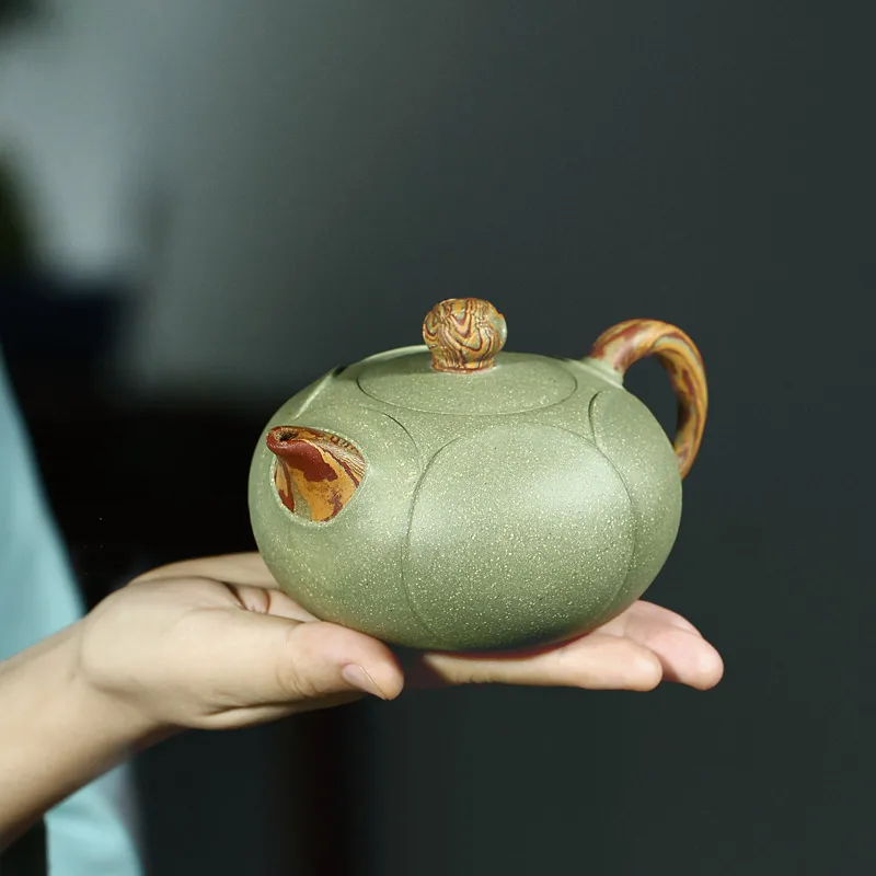 famous teapot maker with purple sand, soaked the teapot by hand, and the original ore, beans, green sand and lotus