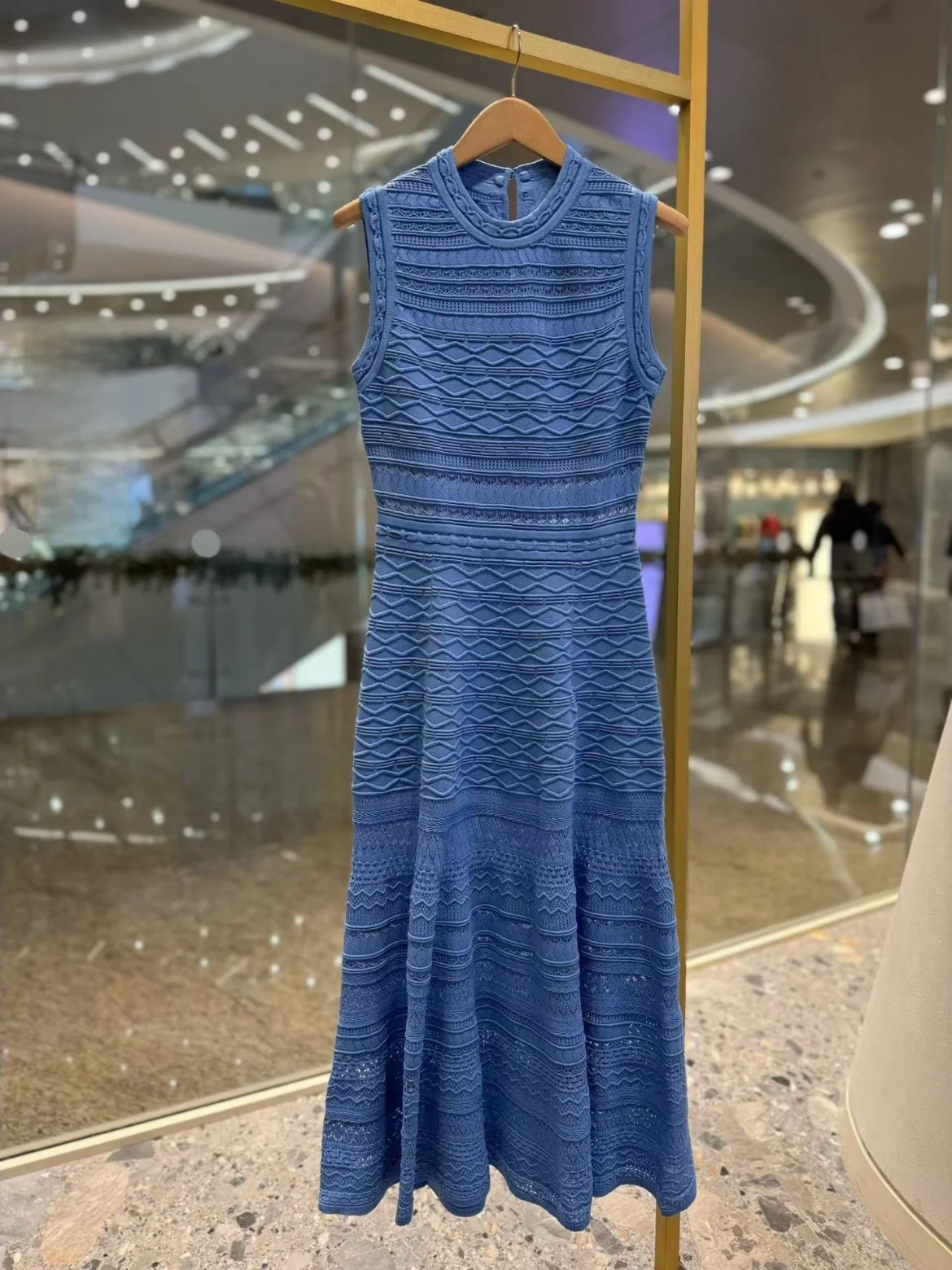 

Вязаное длинное платье из плотной ткани, синее, без рукавов, с волнообразным кружевом, с завышенной талией, в простом стиле, женская мода, весна 2026, для города и повседневной носки