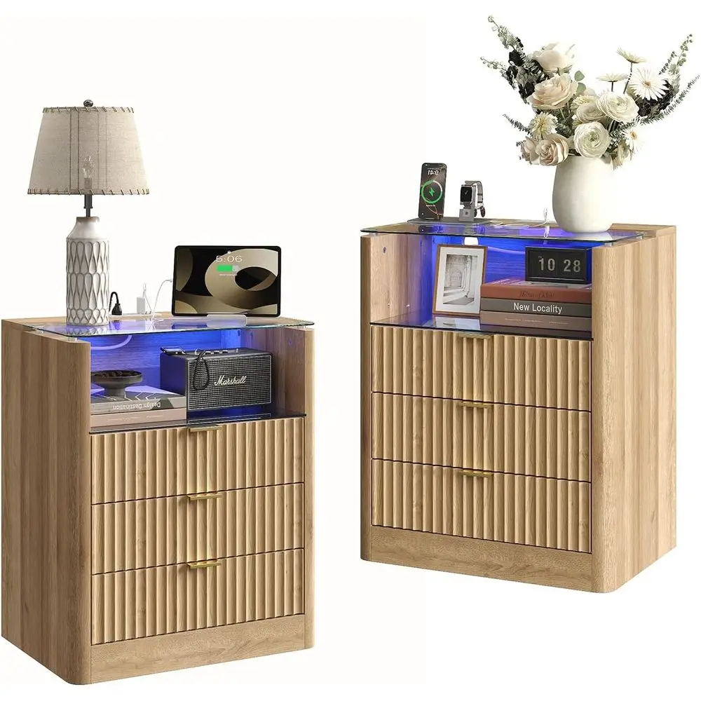 모던 오크 LED 나이트스탠드 세트 충전 스테이션 및 3개의 서랍 포함, 23인치 와이드 글래스 탑 엔드 테이블 침실, 거실 또는 사무실용
