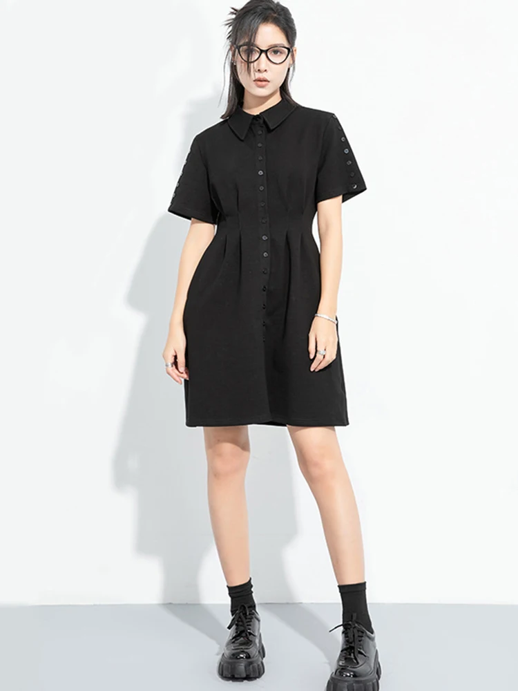 [EAM] Donna Nero Pieghettato Breve Elegante Mini Abito Camicia Nuovo Risvolto Manica Corta Moda Marea Primavera Estate 2024 1DH6087